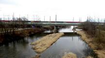 nochmals der Blick auf die Traisen flussabwrts und zur Westbahnbrcke 